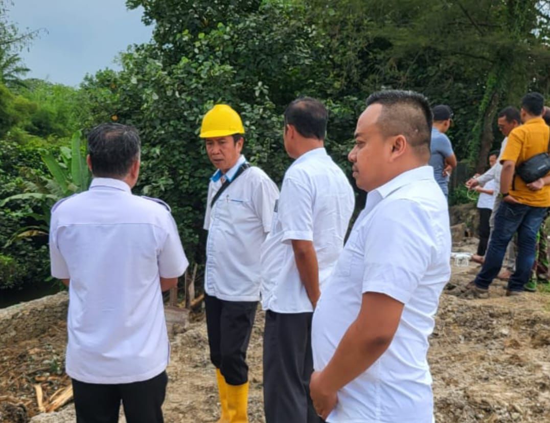 Dinas Perkim LH Batu Bara Tinjau Tanggul Limbah PKS PTPN IV Gunung Bayu yang Jebol