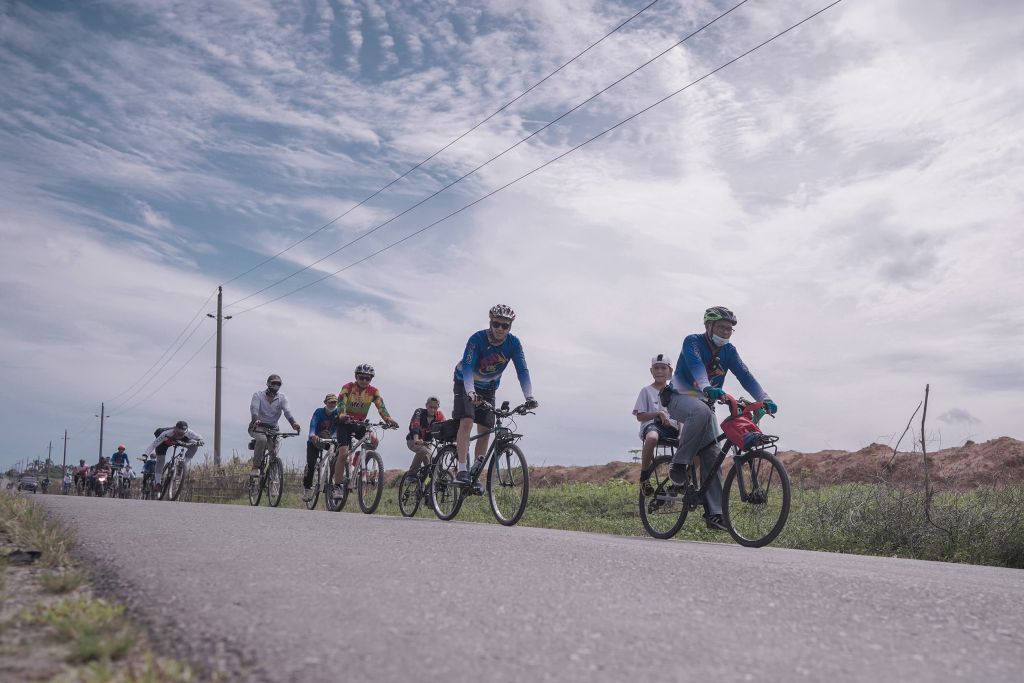 Gowes Sembari Menikmati Keindahan Sungai Landak