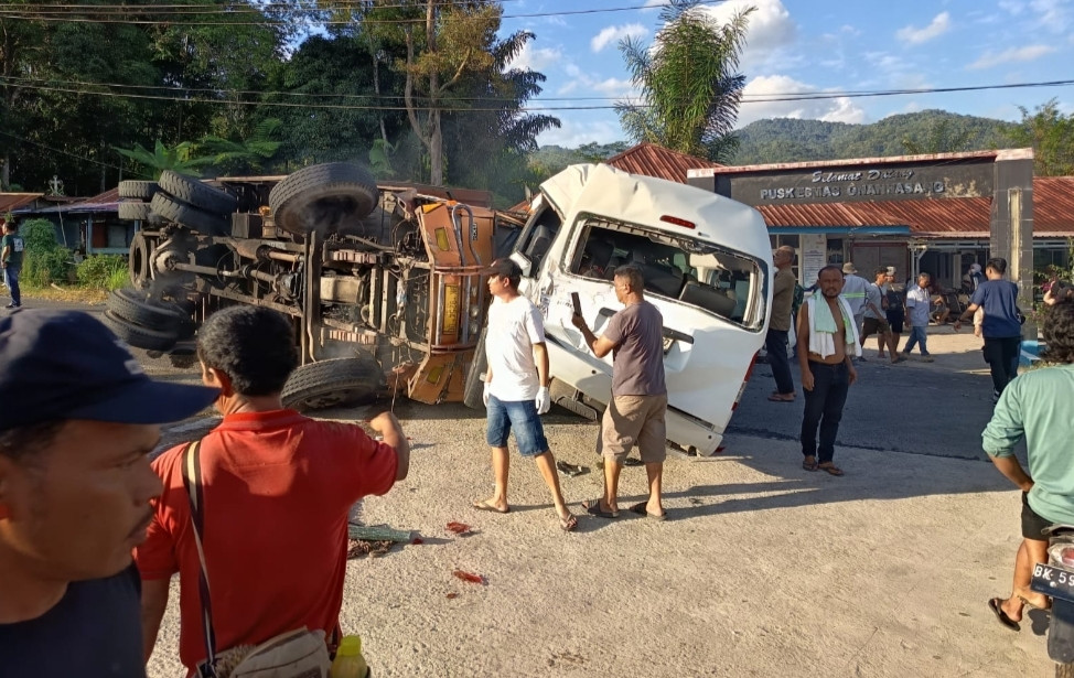 Truk Kontainer Alami Rem Blong, Tabrak 5 Mobil